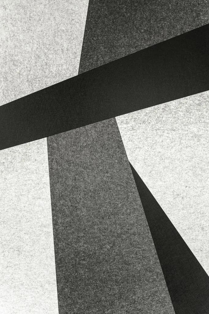 Composition graphique en noir, gris et blanc